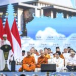 Anggota Paskibraka melakukan latihan upacara bendera di kompleks Istana Merdeka, Jakarta.