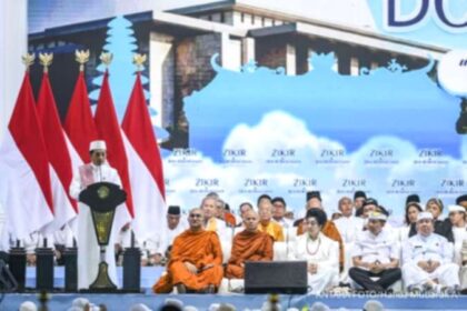 Anggota Paskibraka melakukan latihan upacara bendera di kompleks Istana Merdeka, Jakarta.