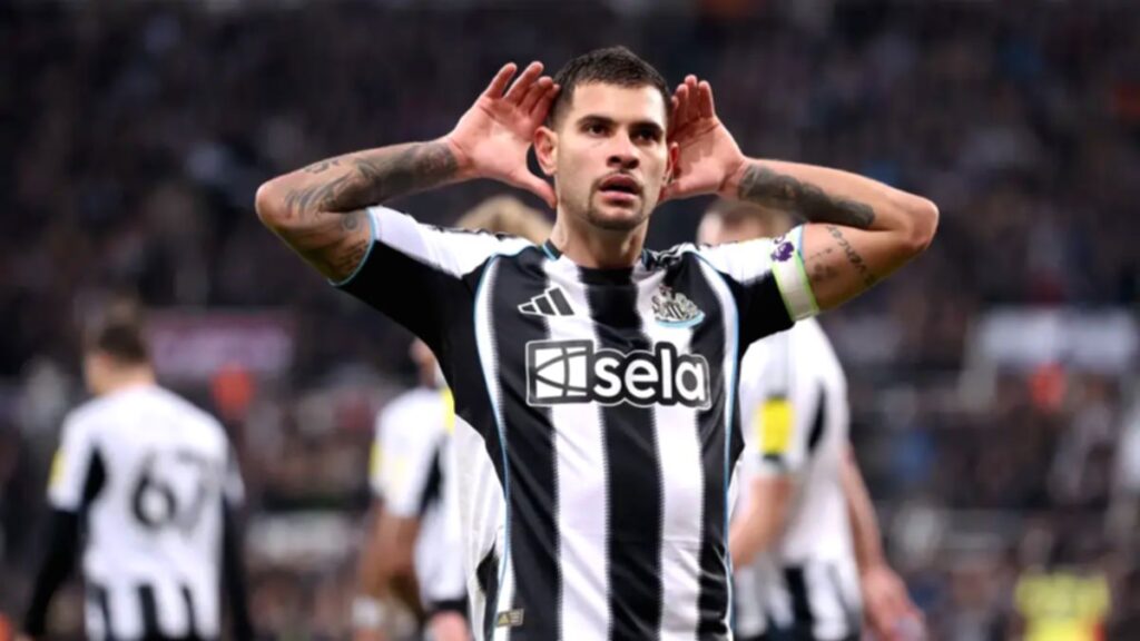 Gelandang Newcastle United Bruno Guimaraes saat bertanding di lapangan hijau.