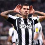 Gelandang Newcastle United Bruno Guimaraes saat bertanding di lapangan hijau.