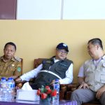Tim Dukcapil Kemendagri memberikan layanan administrasi kependudukan bagi korban gempa di Ngada, Flores.