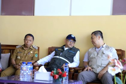 Tim Dukcapil Kemendagri memberikan layanan administrasi kependudukan bagi korban gempa di Ngada, Flores.