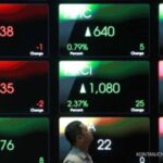 Grafik pergerakan Indeks Harga Saham Gabungan di layar monitor Bursa Efek Indonesia