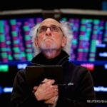 Papan layar elektronik bursa saham Wall Street di New York yang menunjukkan angka indeks positif
