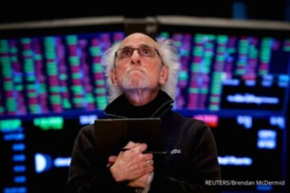 Papan layar elektronik bursa saham Wall Street di New York yang menunjukkan angka indeks positif