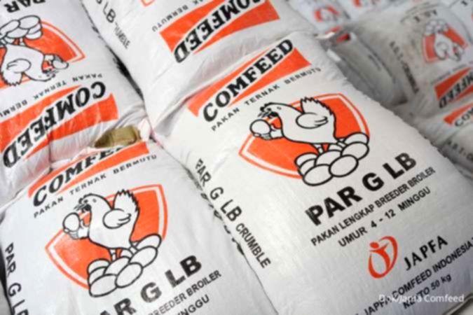 Logo PT Japfa Comfeed Indonesia Tbk terpampang di papan bursa efek