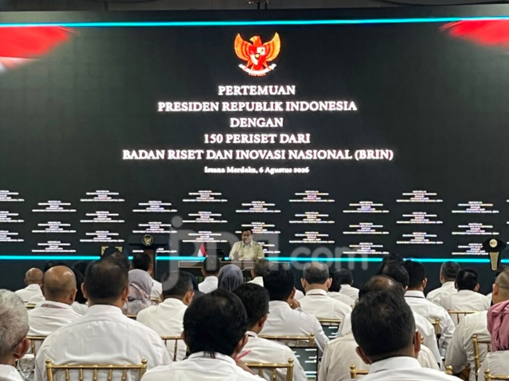 Presiden Prabowo Subianto berbicara dalam pertemuan dengan periset BRIN di Istana Negara, Jakarta.