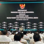 Presiden Prabowo Subianto berbicara dalam pertemuan dengan periset BRIN di Istana Negara, Jakarta.