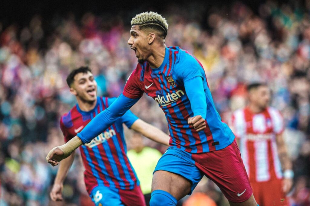 Ronald Araujo mengenakan seragam Liverpool dengan nomor punggung 33 saat diperkenalkan di Anfield.