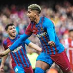 Ronald Araujo mengenakan seragam Liverpool dengan nomor punggung 33 saat diperkenalkan di Anfield.