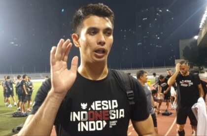 Nadeo Argawinata saat bertanding membela Timnas Indonesia di Stadion Pakansari.