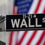 Papan layar elektronik Bursa Efek New York yang menampilkan pergerakan indeks saham Wall Street