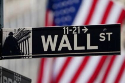 Papan layar elektronik Bursa Efek New York yang menampilkan pergerakan indeks saham Wall Street