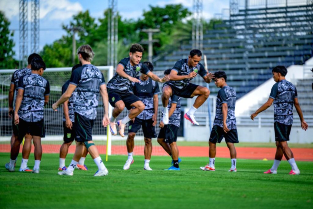 Skuad Persebaya Surabaya menjalani sesi pemusatan latihan intensif di Thailand untuk persiapan Super League 2026/27.