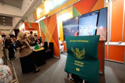 Suasana zona Travel di ajang BNI wondrX 2026 yang menawarkan promo tiket dan layanan visa di ICE BSD City.