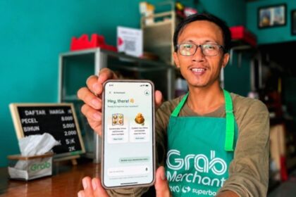 Pemilik Warung Bude Pecel Khas Wonogiri menggunakan teknologi AI untuk mengoptimalkan operasional bisnis kuliner