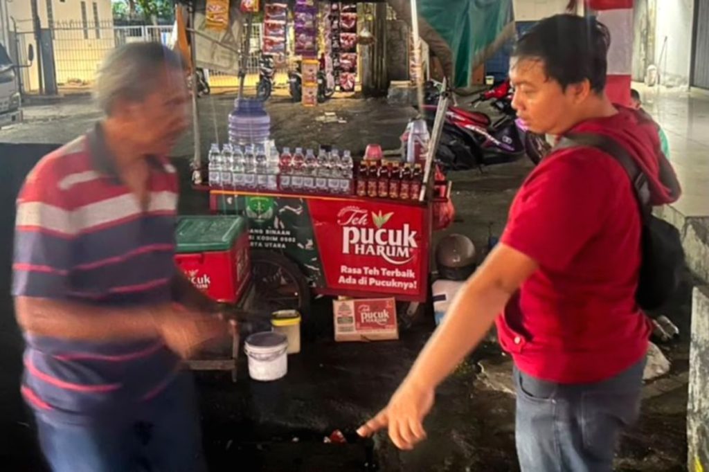 Sepeda motor milik pedagang kopi keliling yang tertinggal di lokasi kejadian perkara penipuan di Kelapa Gading.