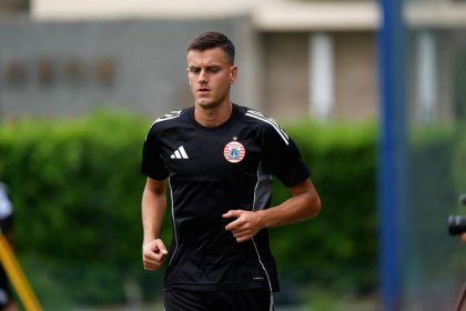 Penyerang baru Persija Jakarta, Alexander Jeremejeff, mengikuti sesi latihan perdana tim di Thailand.