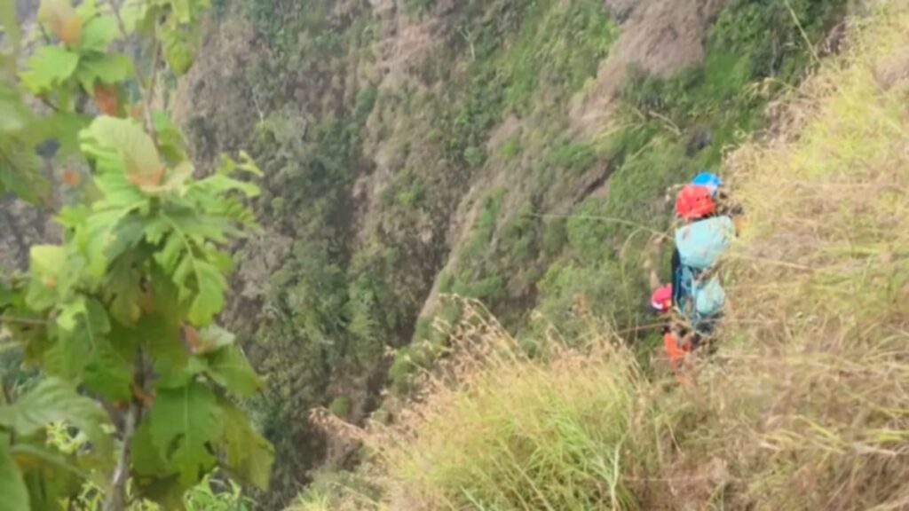 Tim SAR gabungan melakukan proses evakuasi dua pendaki yang ditemukan meninggal di Gunung Piramid, Bondowoso.