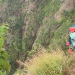 Tim SAR gabungan melakukan proses evakuasi dua pendaki yang ditemukan meninggal di Gunung Piramid, Bondowoso.