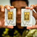 Batangan emas Antam dengan logo PT Aneka Tambang Tbk yang dipajang sebagai aset investasi logam mulia.