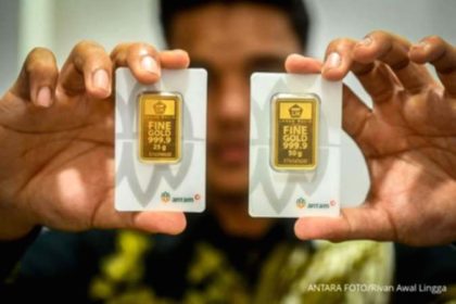 Batangan emas Antam dengan logo PT Aneka Tambang Tbk yang dipajang sebagai aset investasi logam mulia.