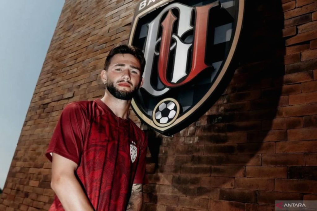 Gelandang muda Joshua Herdman saat diperkenalkan sebagai pemain baru Bali United