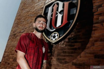 Gelandang muda Joshua Herdman saat diperkenalkan sebagai pemain baru Bali United