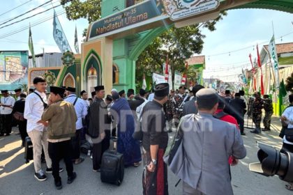 Menteri Agama Nasaruddin Umar saat tiba melalui pintu VVIP dalam acara Muktamar NU di Jombang.