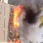 Petugas pemadam kebakaran berusaha memadamkan api yang melanda Hotel Pullman Grogol, Jakarta Barat.