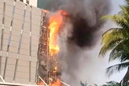 Petugas pemadam kebakaran berusaha memadamkan api yang melanda Hotel Pullman Grogol, Jakarta Barat.