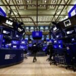 Tampilan layar perdagangan saham Wall Street di bursa efek New York yang menunjukkan kenaikan indeks S&P 500.