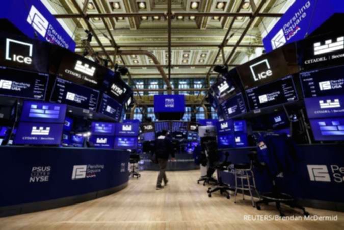 Tampilan layar perdagangan saham Wall Street di bursa efek New York yang menunjukkan kenaikan indeks S&P 500.