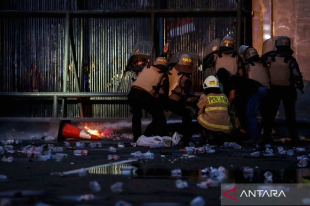 Kondisi area sekitar gedung DPR/MPR RI pasca aksi demonstrasi yang berujung kericuhan pada Kamis malam.
