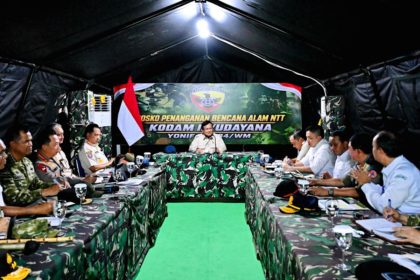 Presiden Prabowo Subianto memberikan arahan terkait penyaluran bantuan gempa bumi di wilayah Flores, NTT.