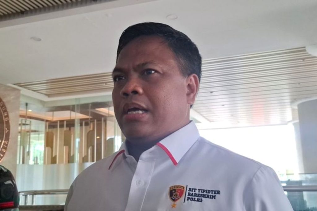 Sejumlah personel kepolisian melakukan investigasi di lokasi kebakaran hutan dan lahan.