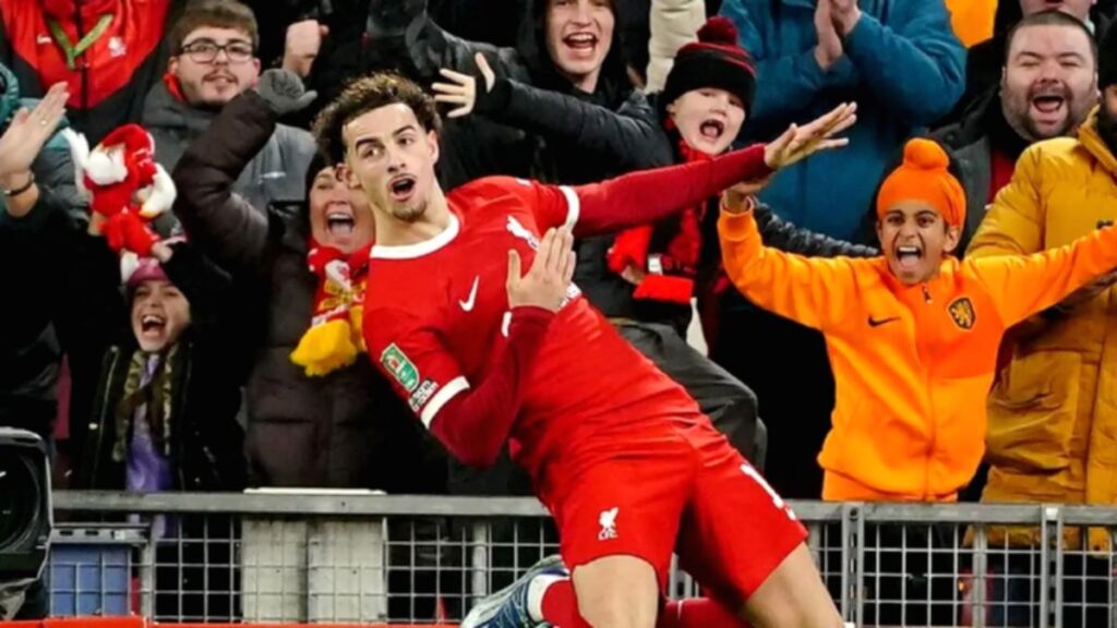 Gelandang Liverpool Curtis Jones saat bertanding di lapangan hijau.