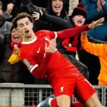 Gelandang Liverpool Curtis Jones saat bertanding di lapangan hijau.