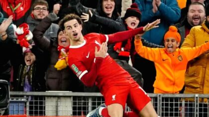 Gelandang Liverpool Curtis Jones saat bertanding di lapangan hijau.
