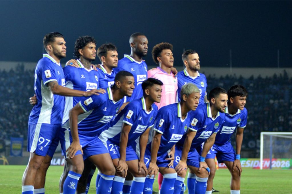 Penjaga gawang Persib Bandung, Teja Paku Alam, saat berlatih bersama tim