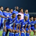 Penjaga gawang Persib Bandung, Teja Paku Alam, saat berlatih bersama tim