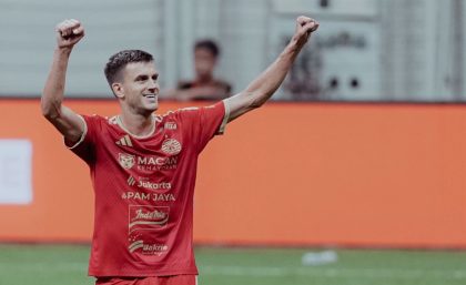 Alexander Jeremejeff merayakan gol saat pertandingan Persija Jakarta melawan Brisbane Roar di Jakarta International Stadium