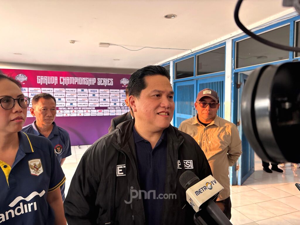 Ketua PSSI Erick Thohir memberikan keterangan pers terkait dukungan untuk pelatih John Herdman dan Timnas Indonesia.