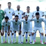 Pelatih PSS Sleman, Pieter Huistra, memberikan instruksi kepada pemain di lapangan saat sesi latihan.