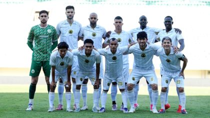 Pelatih PSS Sleman, Pieter Huistra, memberikan instruksi kepada pemain di lapangan saat sesi latihan.
