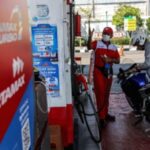 Suasana antrean kendaraan di SPBU Pertamina saat pengisian bahan bakar minyak