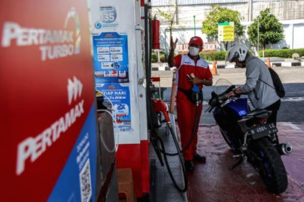 Suasana antrean kendaraan di SPBU Pertamina saat pengisian bahan bakar minyak