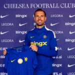 Jordan Henderson mengenakan seragam sepak bola saat bertanding di lapangan hijau.