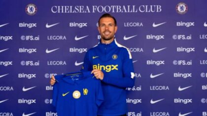 Jordan Henderson mengenakan seragam sepak bola saat bertanding di lapangan hijau.