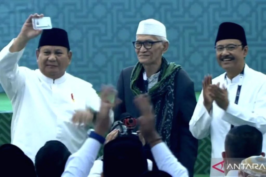 Presiden Prabowo Subianto menerima Kartu Tanda Anggota seumur hidup Nahdlatul Ulama di Jombang